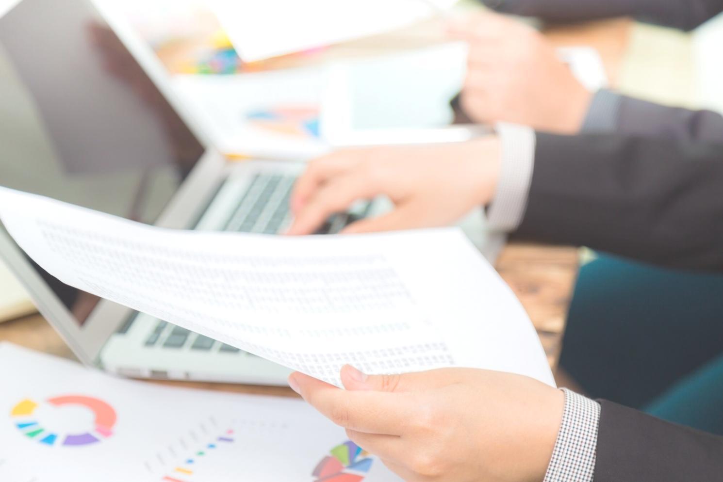 Tableau de bord financier illustrant la progression des compétences en gestion budgétaire