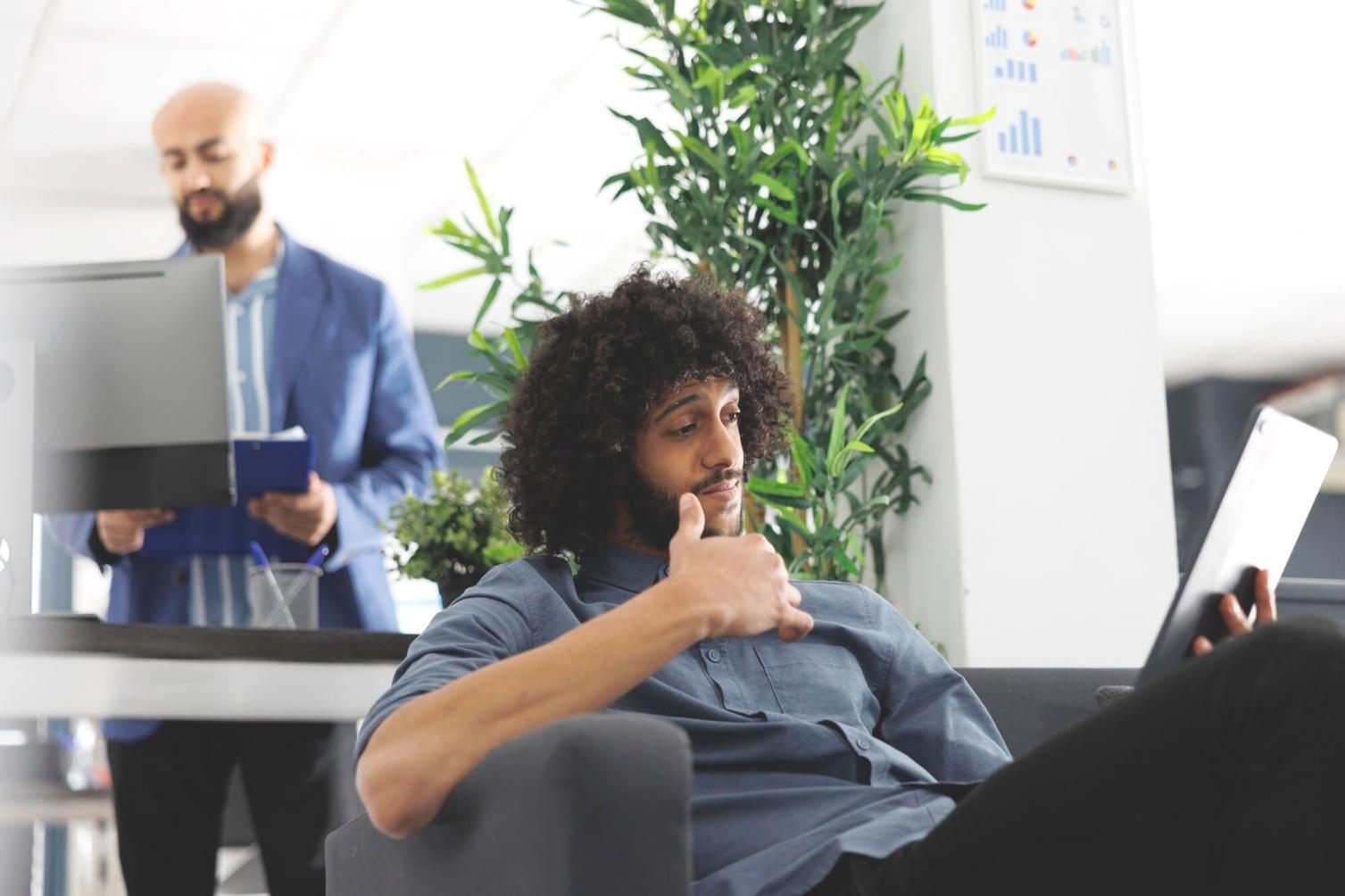 Équipe venolirath collaborant sur des analyses financières dans un environnement de travail moderne