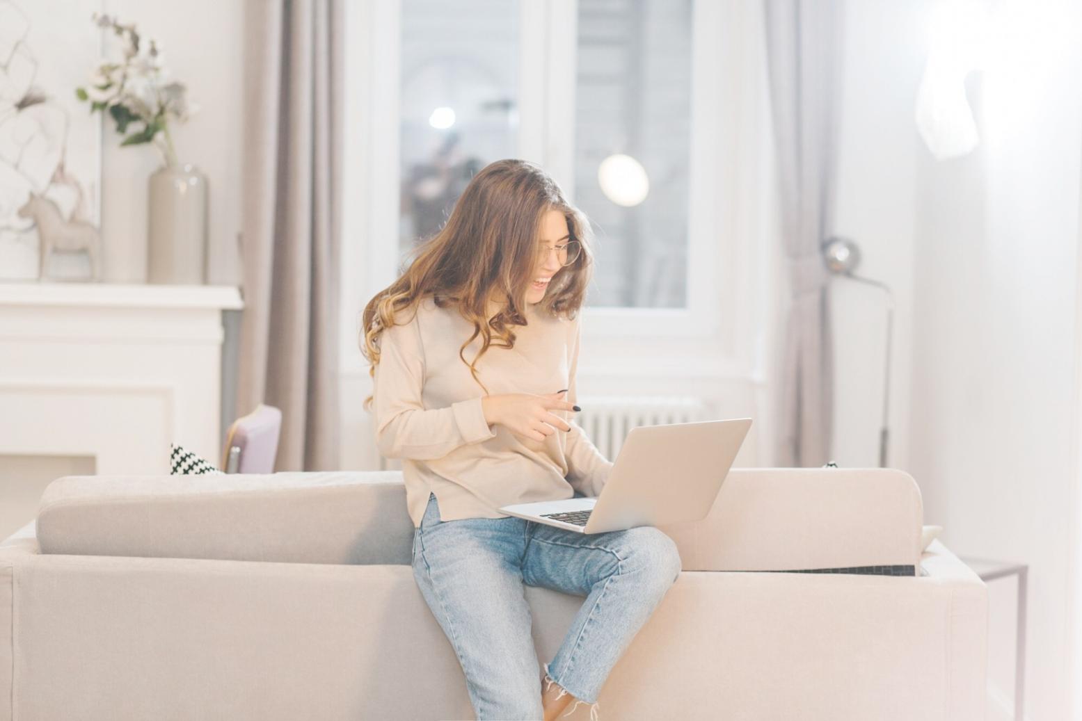 Participant analysant des données financières lors d'une session de formation