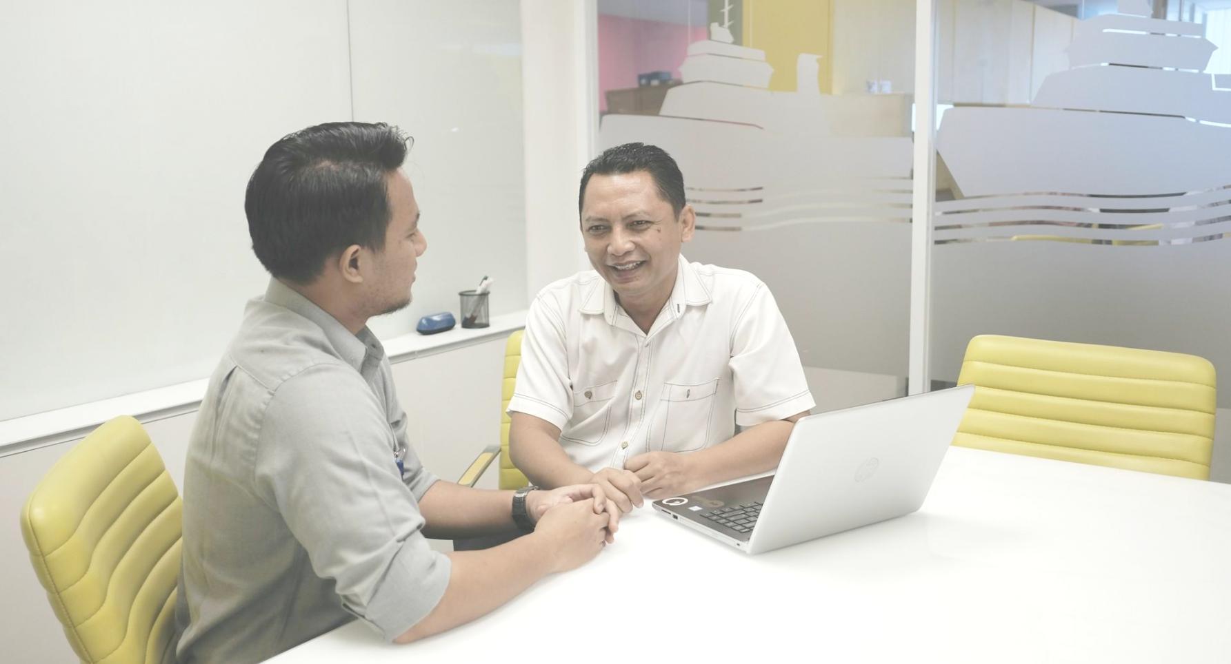 Salle de formation moderne équipée pour les sessions de gestion financière